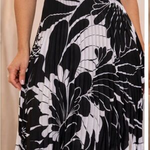 Chic Black and White Floral Pleated Dress